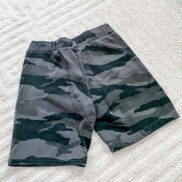 Abercrombie kids - Youth Big Boys Fleece Grey Camo shorts - Picture 2 of 3